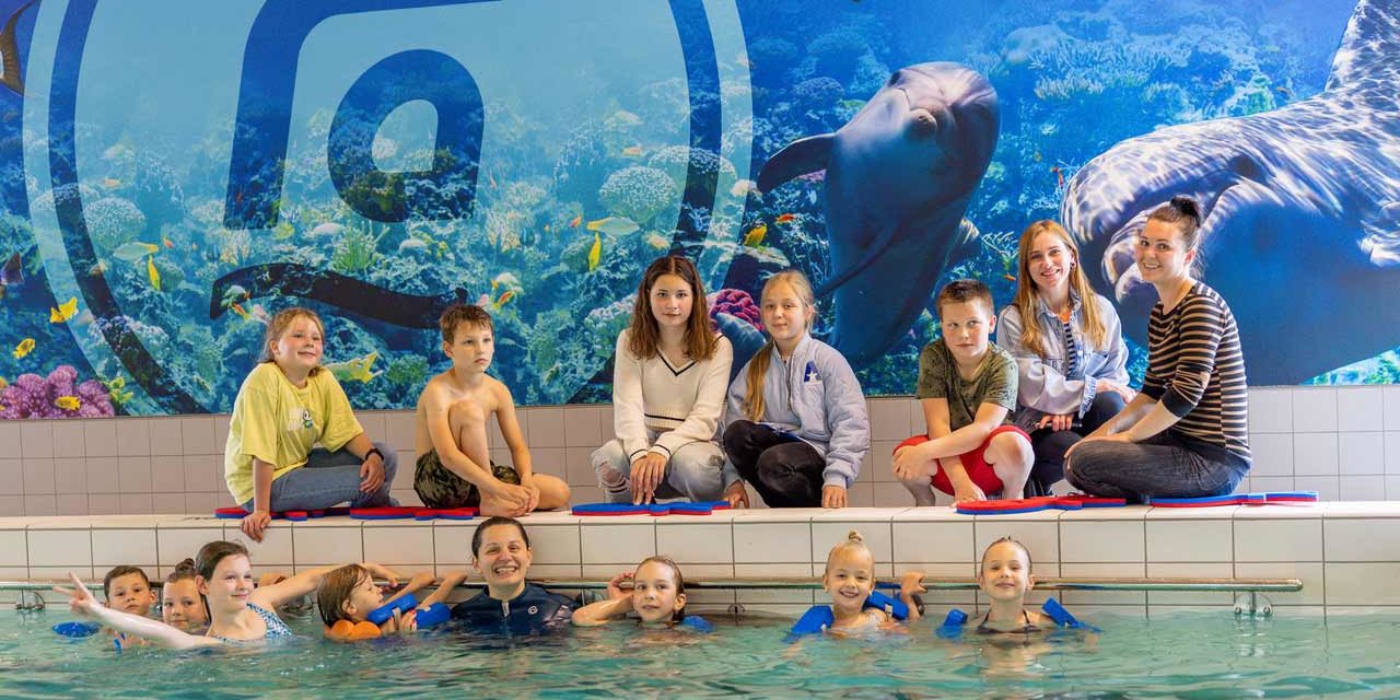 R&A geeft zwemles aan jonge vluchtelingen uit de Oekraïne