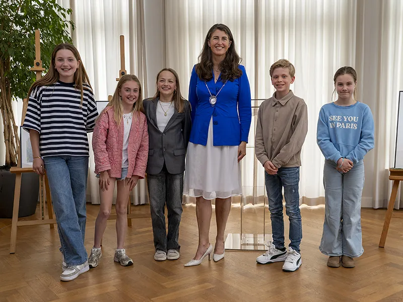 Jongeren achter de Lens