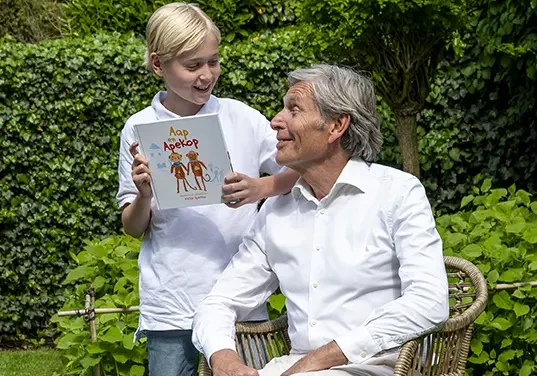 Jonge schrijver verovert harten met Aap en Apekop